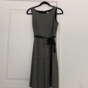 A- line sleeveless dress w/ bow beneath bust.